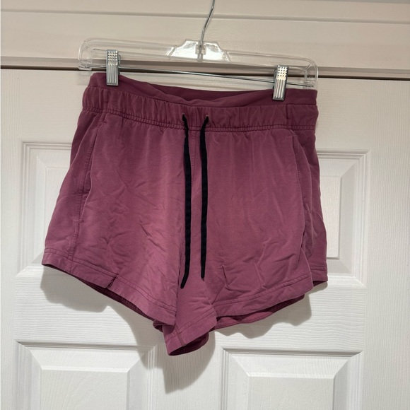 Lululemon Inner Glow Short 3” Size 6 GUC - Picture 6 of 12